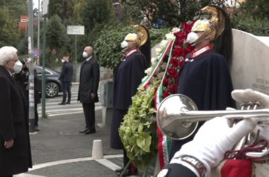 Moro, Mattarella depone una corona di fiori in via Fani