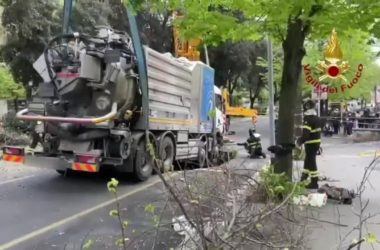 Roma, cede l’asfalto. Un’autocisterna finisce in una voragine