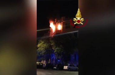 Roma, incendio in un appartamento. Donna salvata dai vigili del fuoco