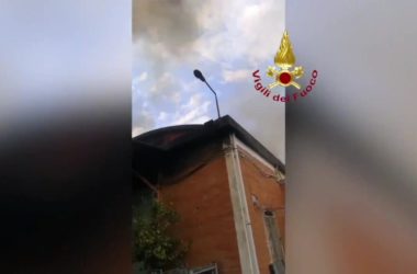 Roma, incendio in un capannone di Tor Cervara