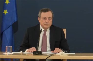 Siparietto fra Draghi e il pavone a Oporto “Ci accompagna…”