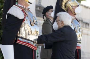 Mattarella all’Altare della Patria “Grati a chi ha difeso la Repubblica”