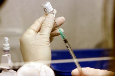 Vaccini, il Parlamento Ue chiede la sospensione dei brevetti