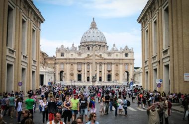 Tutta l’Italia in zona bianca, via le mascherine all’aperto