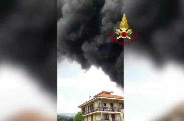 Incendio in un’azienda di vernici della provincia di Torino