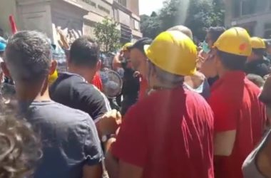 Genova, scontri tra lavoratori ex Ilva e forze dell’ordine