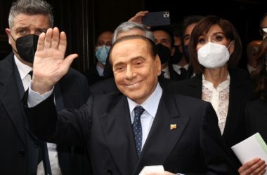 Berlusconi “Opporsi al vaccino non è libertà, serve unità nazionale”