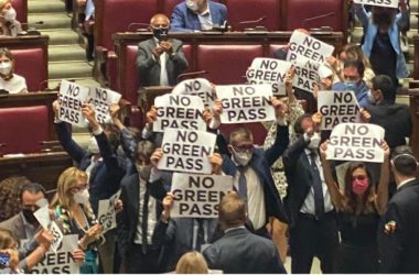 Bagarre sul Green pass alla Camera, seduta sospesa dopo protesta Fdi