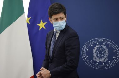 Speranza “Più vaccini o non escludiamo restrizioni”