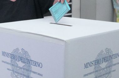 Comunali, urne aperte fino alle 15, affluenza in calo