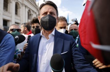 Conte “Leali a Draghi ma pretendiamo rispetto degli impegni”