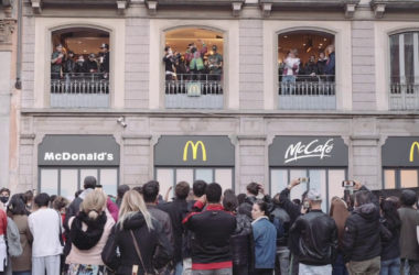 Milano, al McDonald’s di piazza Duomo un concerto a sorpresa di Ghali