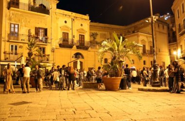 Covid, in Sicilia obbligo di mascherina anche in luoghi aperti affollati