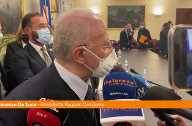 Vaccino, De Luca: “Subito obbligo 3^ dose per il personale sanitario”