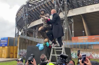 Un anno fa la morte di Maradona, Renica mette la fascia alla statua