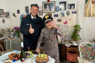 Parenti bloccati dal maltempo, a Favignana zia Rosina festeggia i 101 anni con i carabinieri