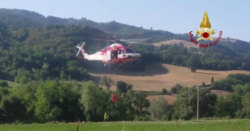 Incendio nel ravennate, elicottero e canadair in azione