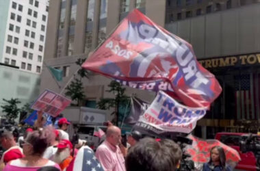 A New York manifestanti pro e contro Trump sotto la torre del tycoon