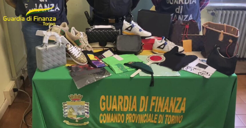 Scoperto a Torino deposito di capi di abbigliamento contraffatti