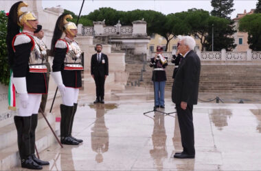 Mattarella depone una corona d’alloro all’Altare della Patria