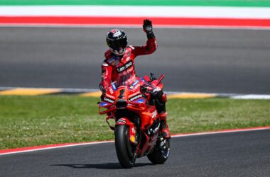 Bagnaia vince la Sprint del Mugello su Marquez, fuori Martin