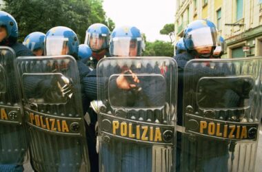 Scontri a Bologna durante gli sgomberi, 23 misure per membri collettivi