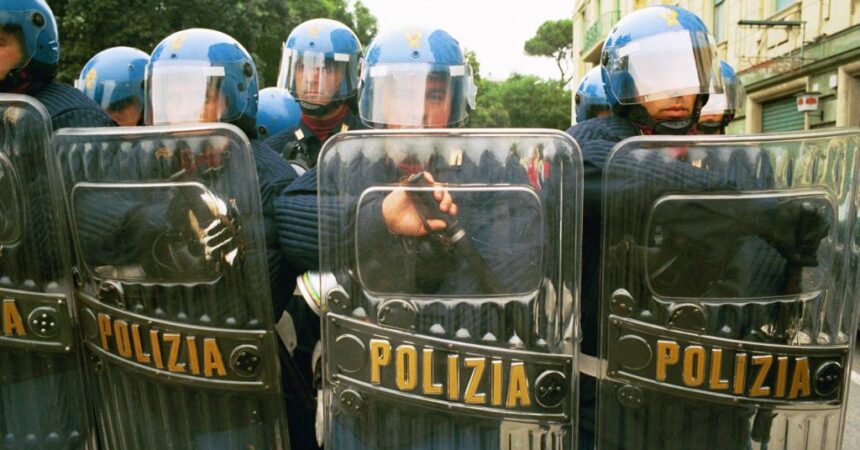 Scontri a Bologna durante gli sgomberi, 23 misure per membri collettivi