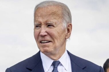 Biden commemora il D-Day “Dobbiamo difendere la democrazia”