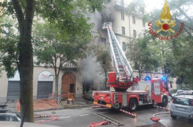 Incendio in una palazzina a Milano, tre morti e tre feriti