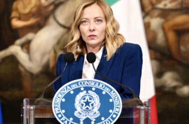 Meloni “C’è chi mi vorrebbe massacrata e a testa in giù”