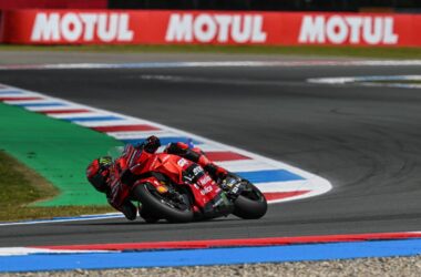 Pole da record per Bagnaia ad Assen, Martin e Vinales in prima fila