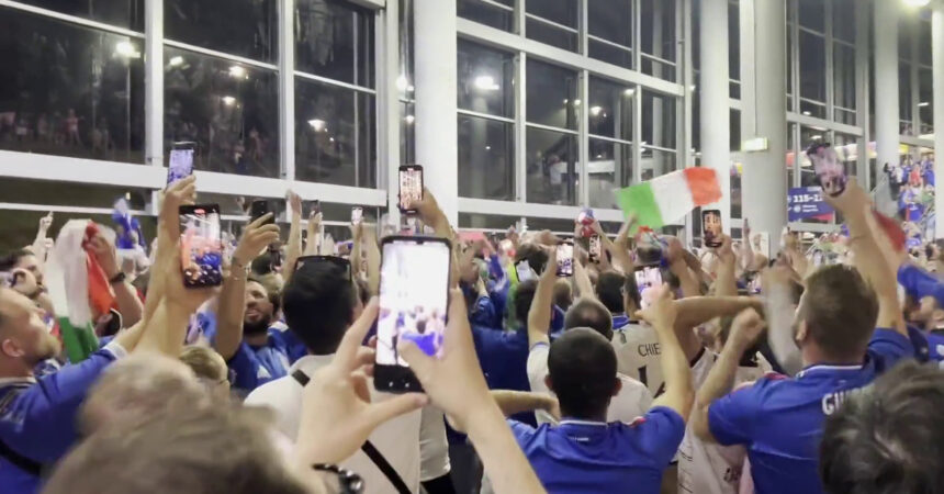 Tifosi azzurri felici dopo il pari con la Croazia che vale gli ottavi