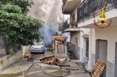 Incendio in un capannone a Reggio Calabria, le immagini