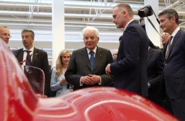 Mattarella visita il nuovo e-building della Ferrari a Maranello