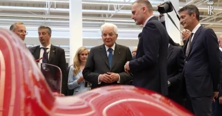 Mattarella visita il nuovo e-building della Ferrari a Maranello