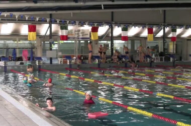 Nuoto, bambini disabili a lezione con Carlotta Gilli