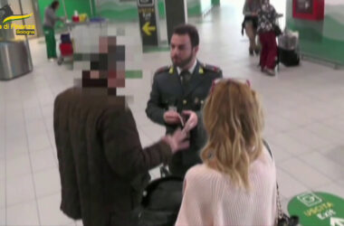 Bologna, sequestrati in aeroporto 500 chili di cosmetici e farmaci