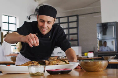 Lavoro, in estate cuochi e camerieri profili più ricercati