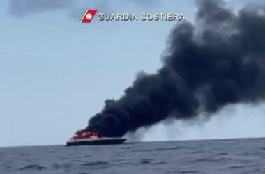 In fiamme lo yacht di Stefania Craxi e del marito, entrambi salvi