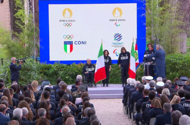 Mattarella consegna il tricolore ai portabandiera di Parigi2024