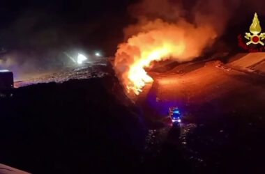 Incendio alla discarica di Bellolampo a Palermo, le immagini