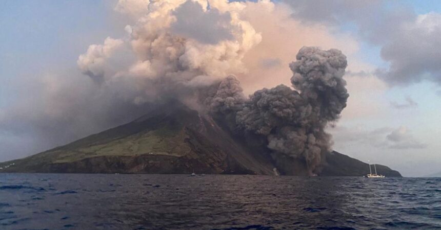 Nuova esplosione sullo Stromboli, nube e cenere sull’isola