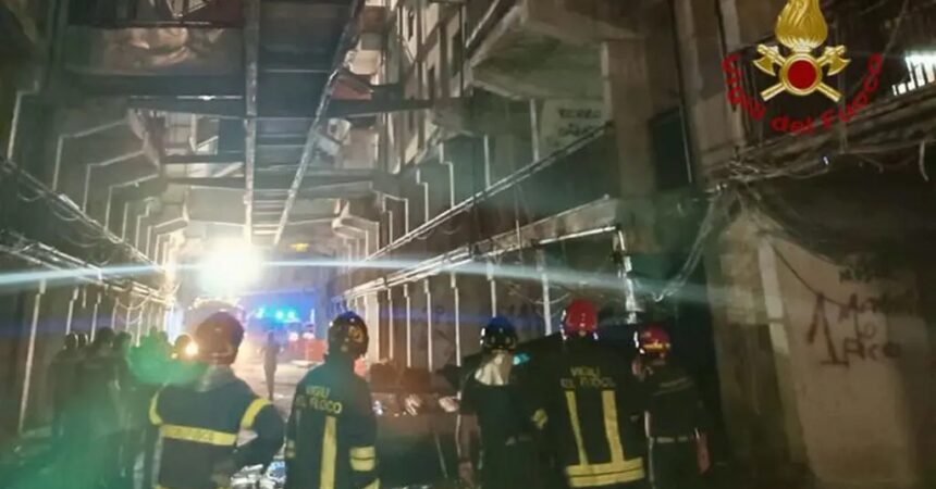 Napoli, crolla un ballatoio alle Vele di Scampia. 2 morti e 13 feriti. Manfredi “Indagine farà chiarezza”