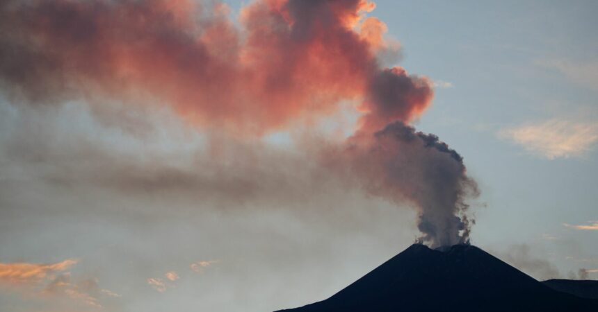 Si è esaurita la fontana di lava sull’Etna, verso graduale riapertura aeroporto Catania