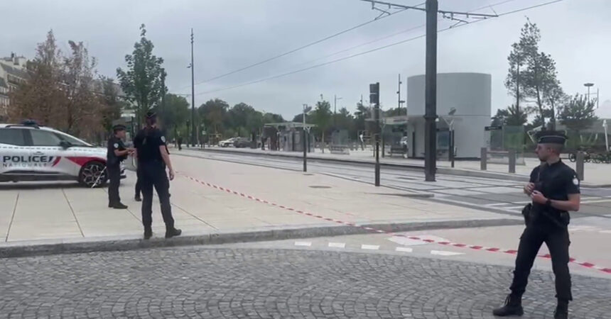 Allarme al Media Press Center di Parigi, perimetro transennato