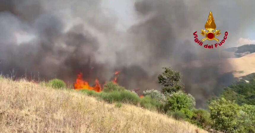 Vasto incendio nel Potentino, le immagini