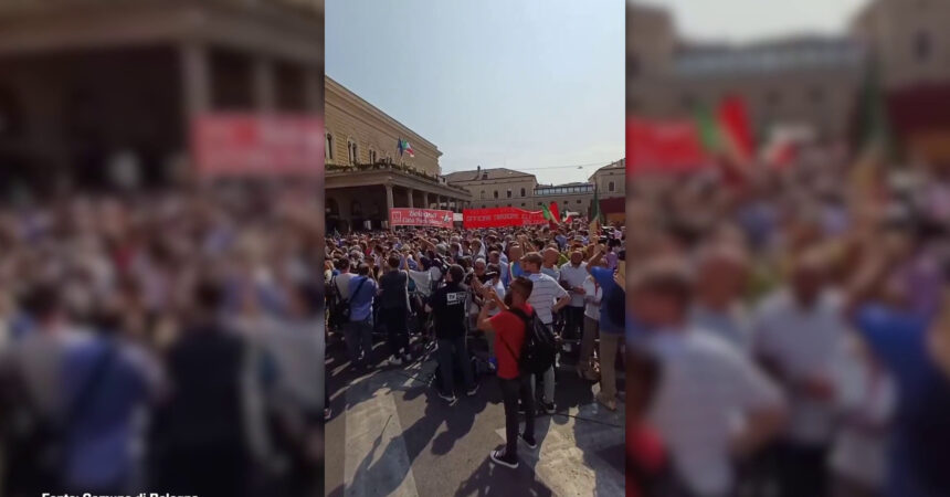 Minuto di silenzio e lungo applauso in ricordo della Strage di Bologna