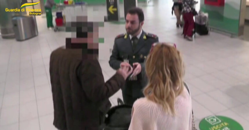 Sequestrati 460 grammi di oro all’aeroporto Marconi di Bologna