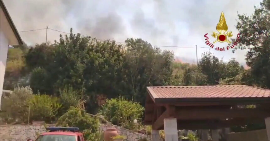 Incendio nel casertano, evacuate tre abitazioni