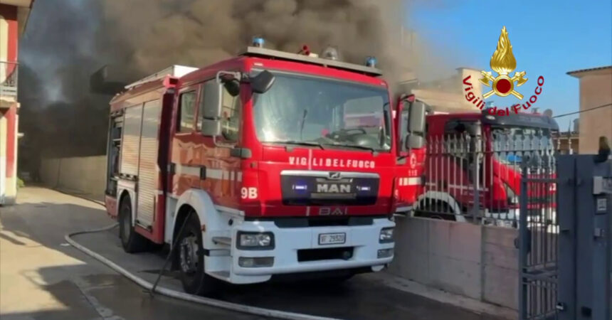 In fiamme un deposito a Palma Campania, le immagini